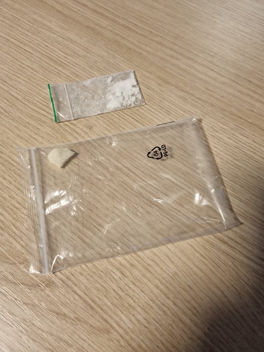 Vanavond nog een bestuurder gecontroleerd. Deze had drugs bij zich in zijn auto. De drugs heb ik inbeslaggenomen en PV is opgemaakt. Tot slot nog ter plaatse geweest bij een ernstige aanrijding in Heerde. Wij doen onderzoek. Tot maandag. Peter.