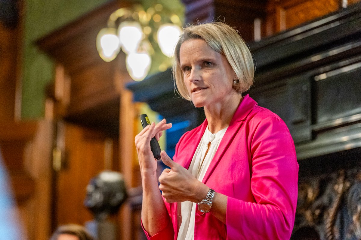 Es wird nicht stark wahrgenommen, aber in der Luftfahrtindustrie passiert einiges, um die Emissionen kontinuierlich und konsequent zu reduzieren. Infos zu meiner gestrigen Diskussionsveranstaltung "Klimafreundliche Flieger" im Hamburger Rathaus hier: tinyurl.com/52ya98ta