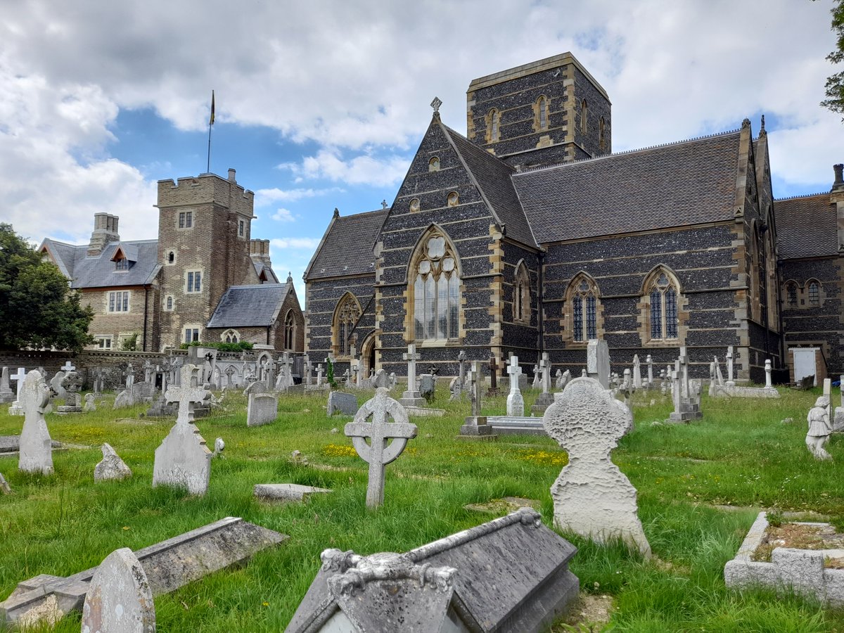 #31DaysOfGraves Day 7 Eroded
The poor graveyard at Ramsgate: directly facing the sea, some headstones have almost dissolved.
But look past them & you'll see #Pugin's house The Grange & delightful St @AugustinePugin in its glorious flint flushwork.
@LandmarkTrust rents it out too!
