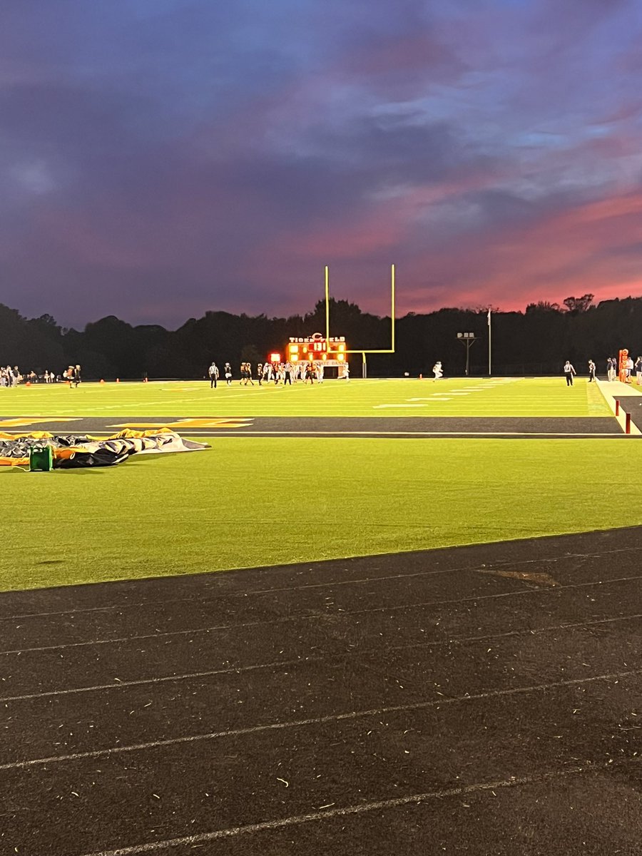 cvilletigerstx's tweet photo. It’s a beautiful night for some Tiger Football! Centerville leads 20-0 at the start of the second quarter! #cvilletigerstx #tigerpride #allin #KAPSTRONG https://t.co/fBLoIkVmJs