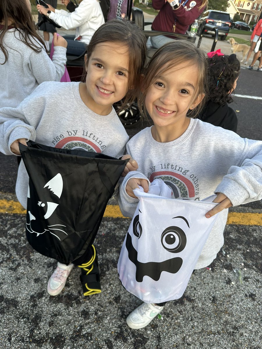 When <a href="/RockwoodSupt/">Dr. Curtis Cain</a> comes to the Summit Hoco parade!!!!! ❤️❤️🖤🖤 <a href="/rockwoodschools/">Rockwood School Dist</a>