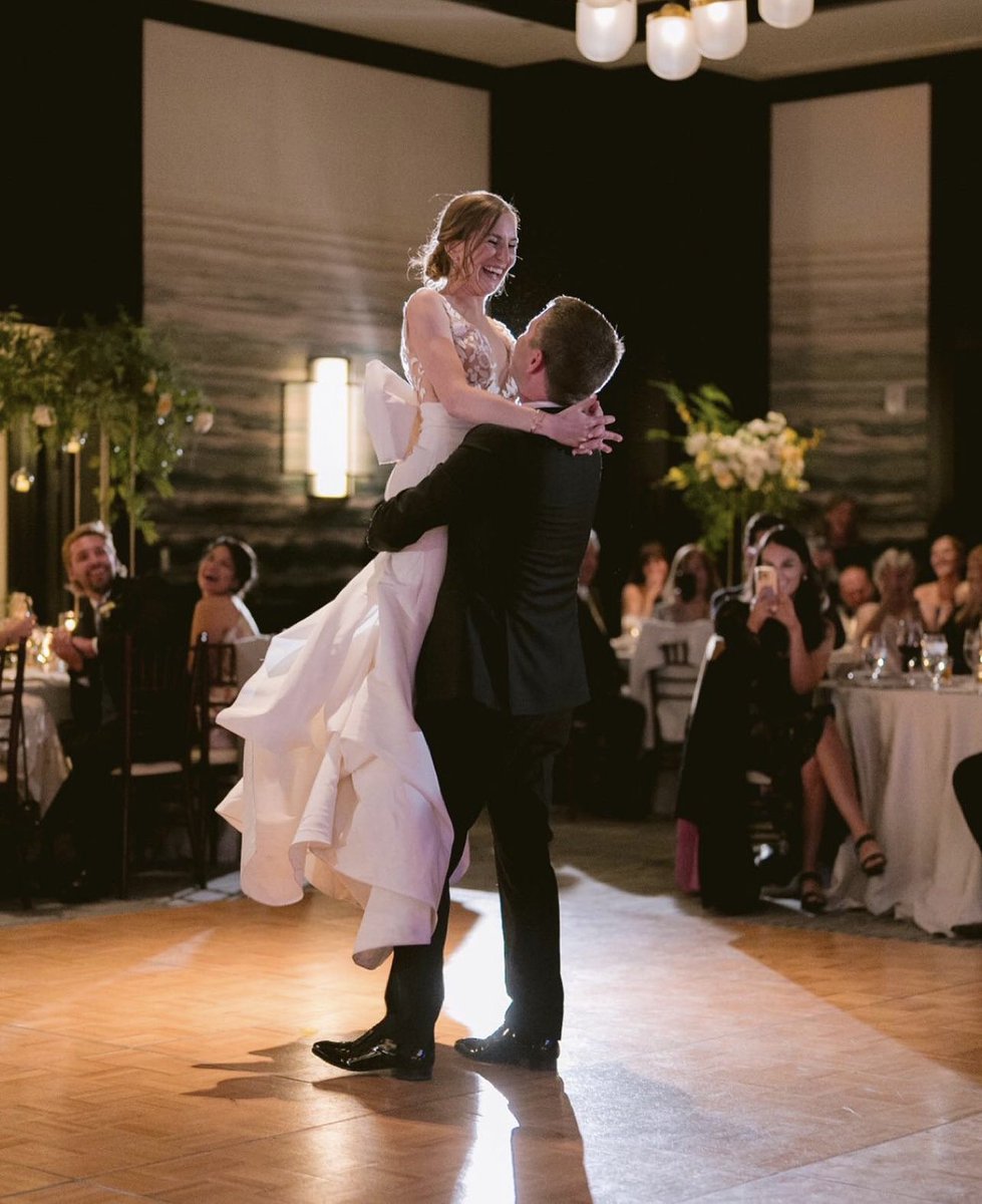 FSVail's tweet image. Under the golden aspens, two became one.💛 Beautiful autumn wedding at #FSVail captured by Shane Macomber. Discover more: bit.ly/FSVail