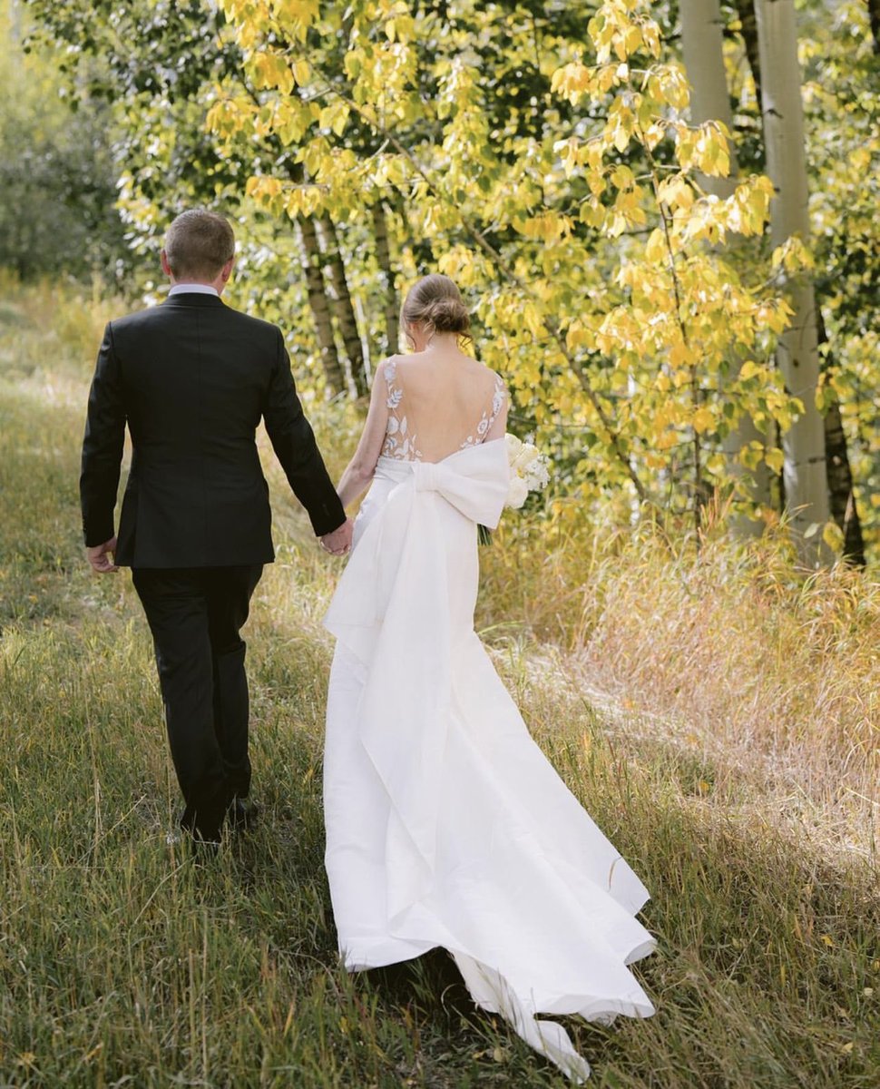 FSVail's tweet image. Under the golden aspens, two became one.💛 Beautiful autumn wedding at #FSVail captured by Shane Macomber. Discover more: bit.ly/FSVail