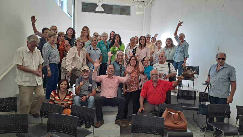 CacoFacenda's tweet photo. Equipo electoral municipal de #ElHatillo y mi hermano @gorkacarnevali miembro de la junta electoral regional, dictaron talleres de formación de los miembros de mesa q estarán al frente de la jornada de primarias el próximo #22Oct 

#ProsperidADparaVenezuela #ElHatilloEnAcción https://t.co/gLyV2xQgQP