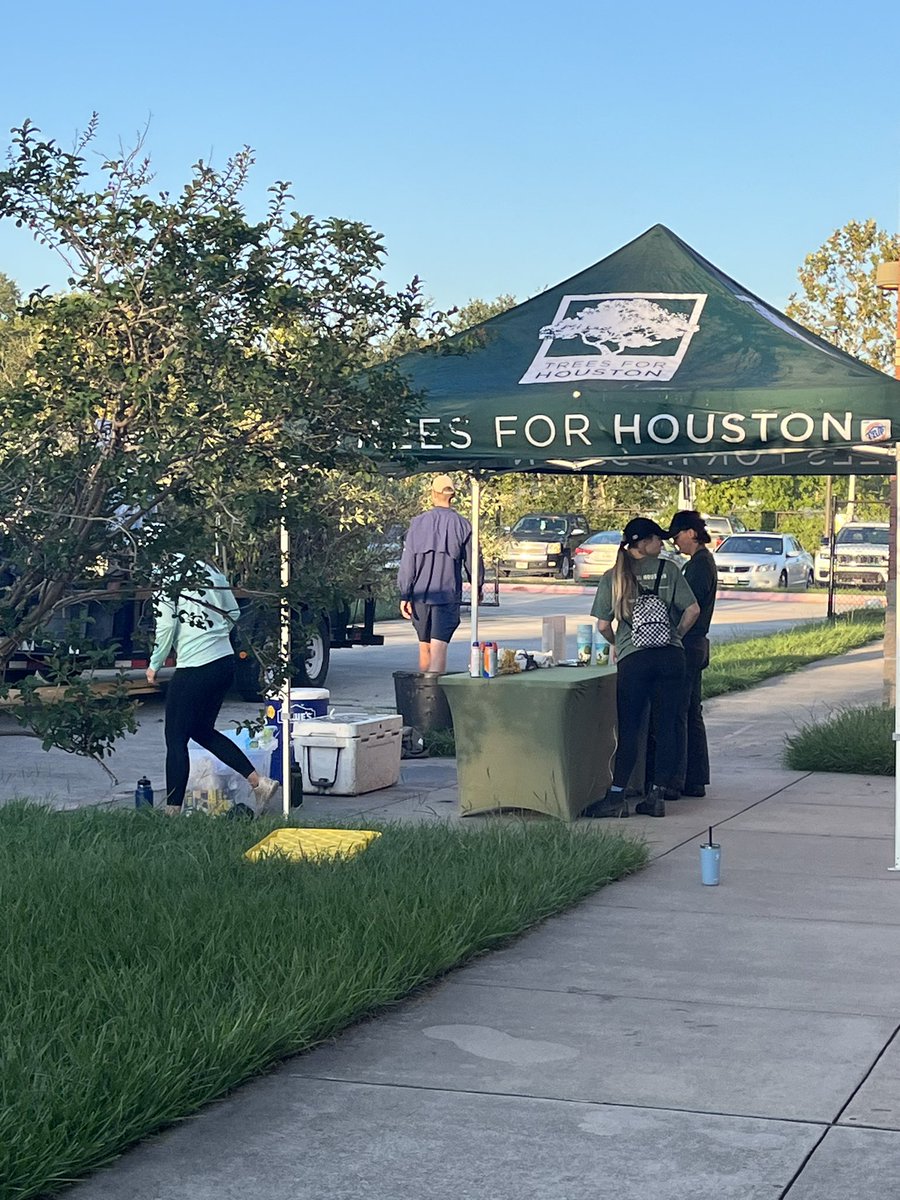 MonicaBa15's tweet photo. @TreesForHouston came today and planted 30 trees around our campus. We really appreciate every volunteer that came and helped. They also had a demonstration for our students!  Thank you so much! @justin_ritsema @Deanda_HISD @HISD_Wraparound https://t.co/aTAPuJbhlG