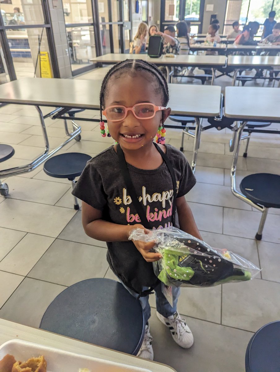MissTabbara's tweet photo. Yay! These kiddos were so happy to receive their prizes from our PoP fundraiser!🤗 #Ididtoo @SheridanCFISD #CFISDPK1 https://t.co/Zw7vpWG1bD