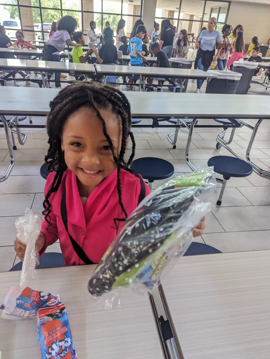 MissTabbara's tweet photo. Yay! These kiddos were so happy to receive their prizes from our PoP fundraiser!🤗 #Ididtoo @SheridanCFISD #CFISDPK1 https://t.co/Zw7vpWG1bD