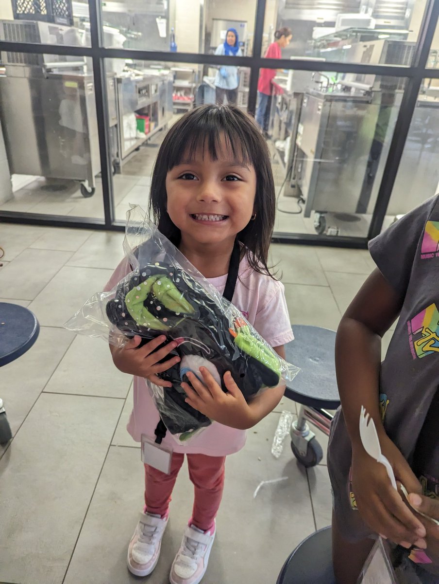 MissTabbara's tweet photo. Yay! These kiddos were so happy to receive their prizes from our PoP fundraiser!🤗 #Ididtoo @SheridanCFISD #CFISDPK1 https://t.co/Zw7vpWG1bD