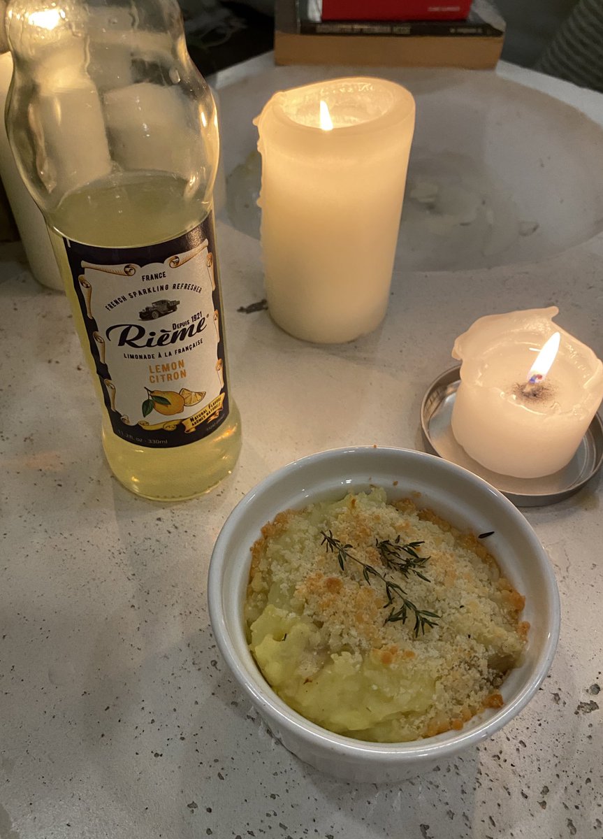 imissthemoonn's tweet photo. random autumnal dinner i made. maple syrup &amp; thyme roasted chicken + veggies
creamy mashed potatoes baked w parmesan https://t.co/gyMU5evsUr