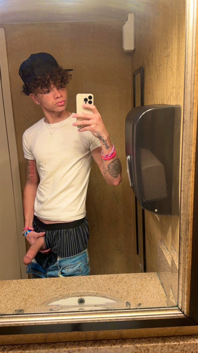 zlightskin's tweet photo. Who wants to have a quickie in the bathroom?🥰🤪
#yafavlightskin #curlyhair 

https://t.co/vaBTLwIe6e https://t.co/MZEYliNuAL
