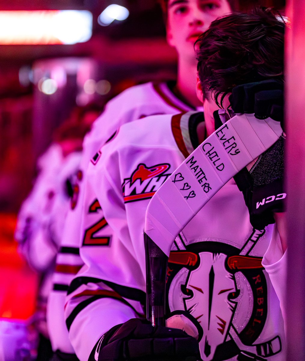 NEW: '#EveryChildMatters' is what @Rebelshockey's Dwayne Jean Jr. (@dwaynejeanjr), who's Cree & Dene, wrote on his stick during a game last week. He talked to @rdnewsNOW about the message | READ: rdnewsnow.com/2023/10/06/reb… | #RedDeer #NDTR @TheWHL @CHLHockey @BIG105 @1067rewindradio