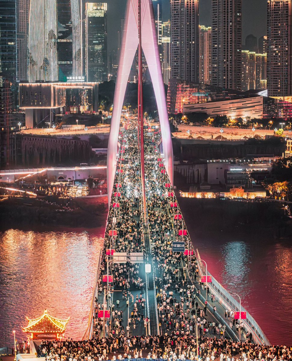 Kanthan2030's tweet photo. Regular traffic v. holiday traffic.

Chongqing, China.

#GoldenWeek https://t.co/htCRt6KAVl