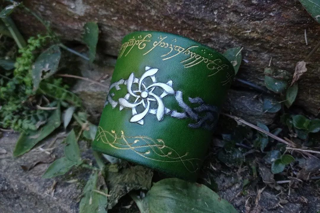 SairaWorkshop's tweet photo. "The world has changed. I see it in the water. I feel it in the earth. I smell it in the air..."
#leathercraft #leather #LoTR #Lórien #Nenya #handmade https://t.co/Ry0idQ2eal