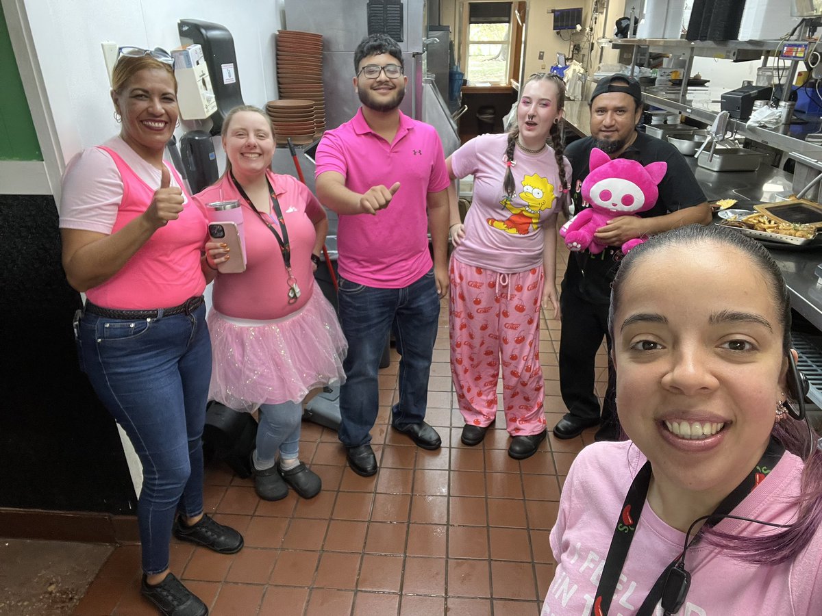 Wearing pink today with my awesome crew! #Chilislove #BreastCancerAwareness #chilisStassney