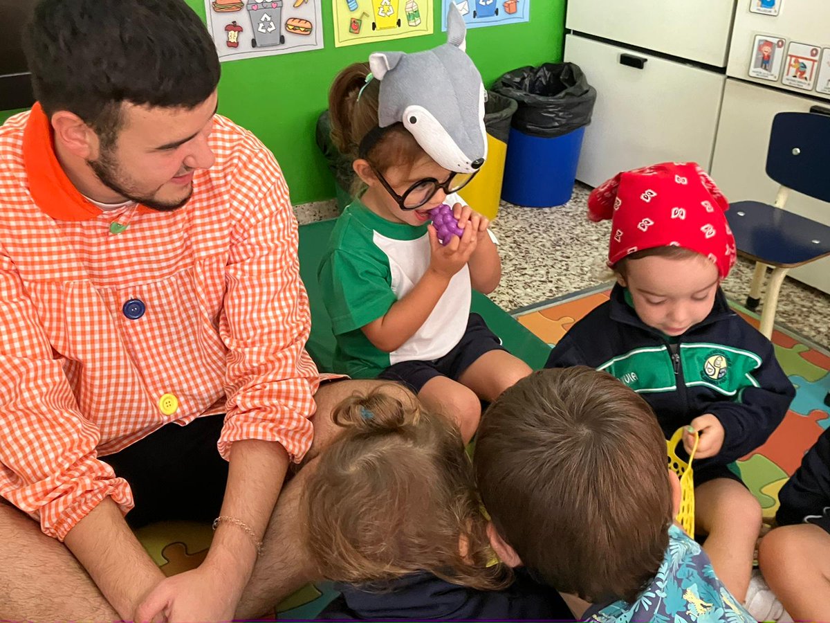 SalesianasVigo's tweet photo. 4EI 🎭Os peques do cole representaron hoxe o conto de Carapuchiña Vermella… pero cun novo final!! Carapuchiña, a avoa e o lobo 🐺 compartiron unha cesta de froitas🍊🍏
#AprenderXogando
#EtapaInfantil
#ContigoTodoEMellor https://t.co/JGbLPa53eU