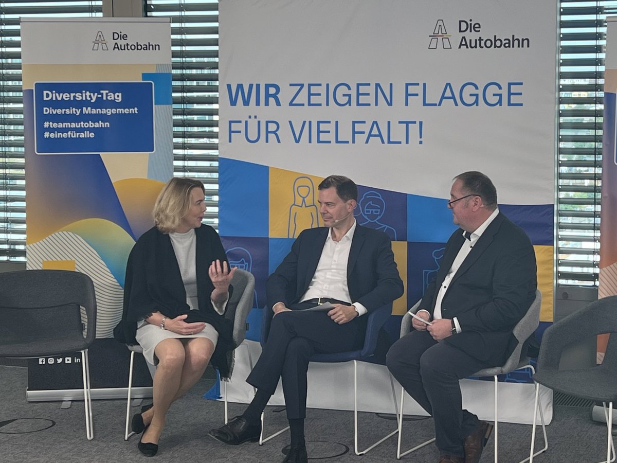 #Diversity Tag in der <a href="/Autobahn_Bund/">Die Autobahn</a> 
Vielfalt bereichert unsere Arbeit im #teamautobahn  Netzwerke im Unternehmen unterstützen einen Austausch über Landes- und Berufsgruppen hinaus. Schön, dass es neben unserem Frauennetzwerk autobahn[f] jetzt auch ein Network Pride gibt! 👍🙏