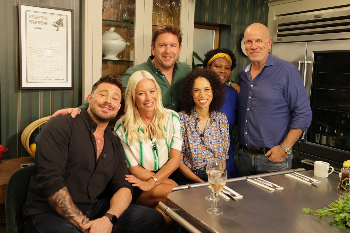 sat_jamesmartin's tweet photo. π§βπ³@jamesmartinchef is joined by @denise_vanouten, @MrDuncanJames and @_vinette and chefs Nokx Majozi and baker @RichardBertinet in the am! Black Bean Beef, Egg Fried Rice, Apple and Pear Crumble and Custard and so many other great dishes are all on the menu! 9.30am @ITV https://t.co/QNueBPjLPl