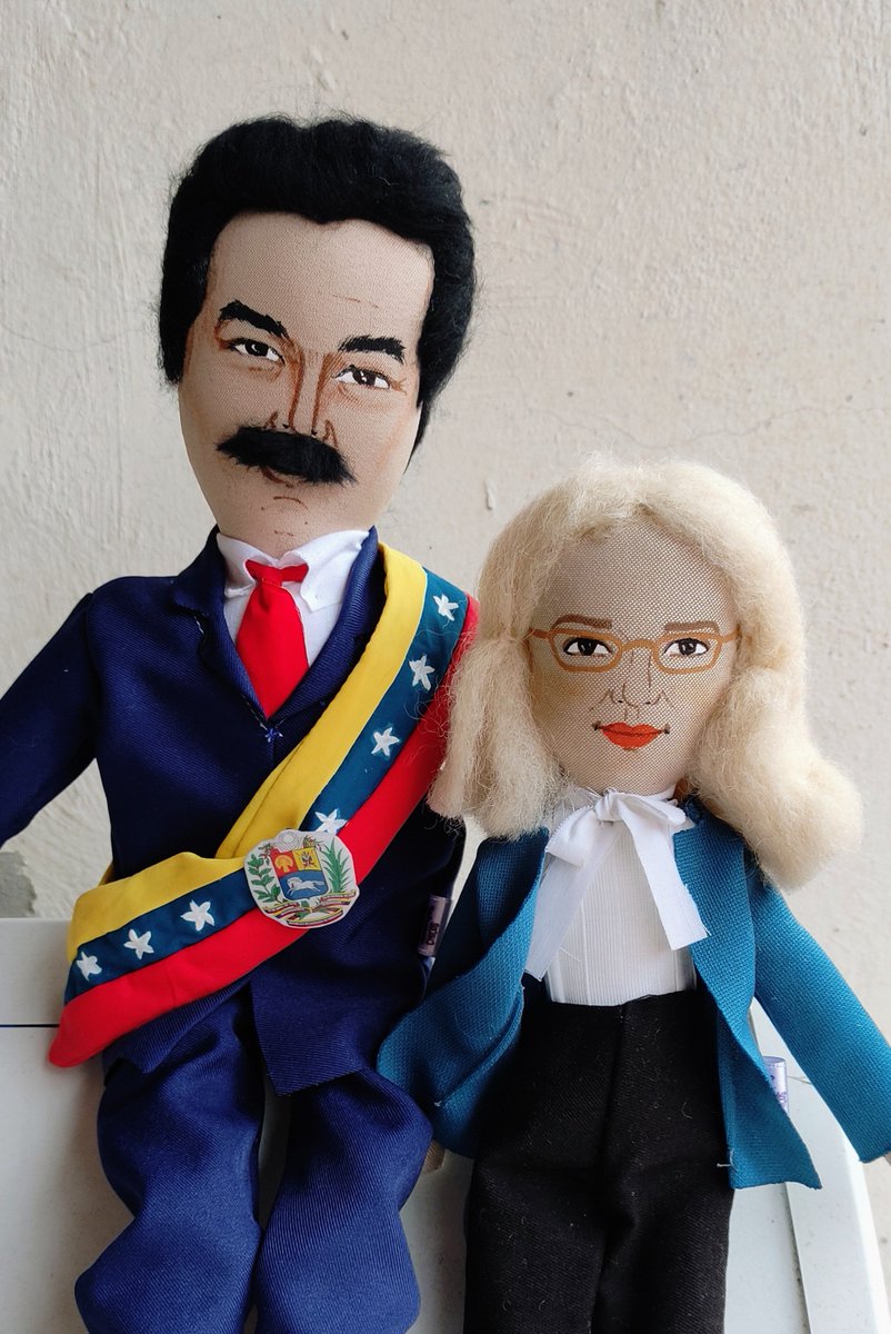 malurengifo's tweet photo. Vamos a ver si tuiter hace su magia y mis camaradas queridos me ayudan a hacer que el presidente @NicolasMaduro ve este retrato que hice de él y la primera combatiente Cilia Flores.
🌷♥️ https://t.co/P2y56oJrot