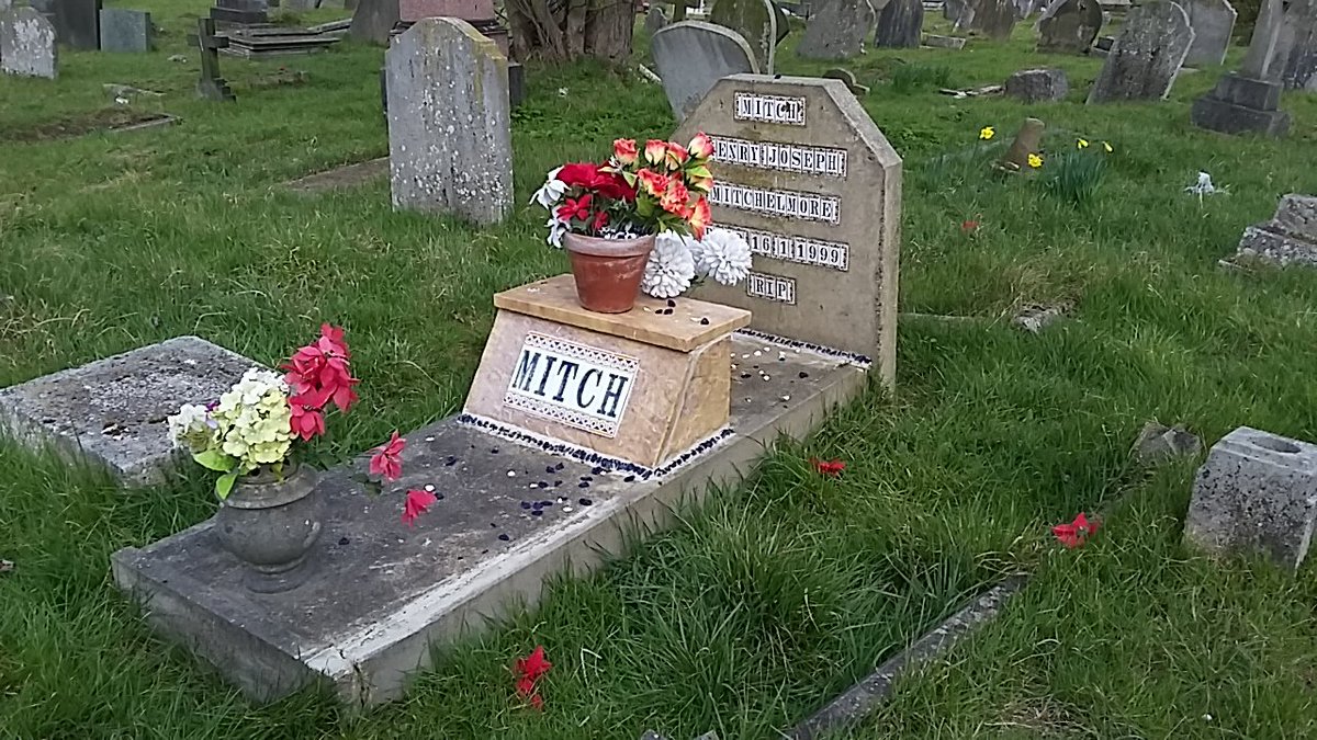 #31DaysOfGraves Day 9 Repurposed
Decorative tiles aren't just for your bathroom or house nameplate. They can look good on a tombstone too!

Which do you prefer: Tomalin's (who ran Jaeger clothes) at West Brompton @FOBCOfficial, or Mitch's at KensalGreen @Magnificent1of7 cemetery?