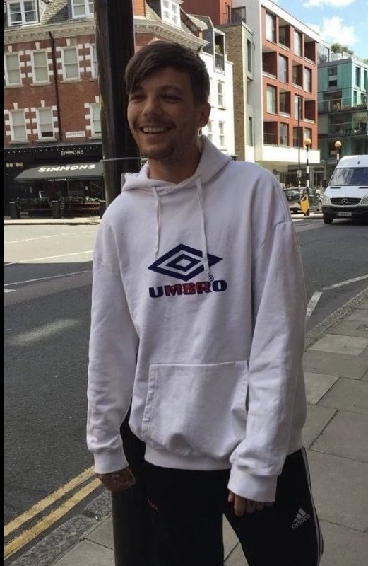 louist91otter's tweet photo. Earlier when we were speculating if he'd be obvious and wear Umbro today I said no way, I said he's gonna be way more subtle.
And then THAT MOTHERFUCKER WENT AND COVERED 7! SEVEN!!!!!!!
HOLY SHIT #LARRYISSOFUCKINGREAL https://t.co/0AGmhys9OW
