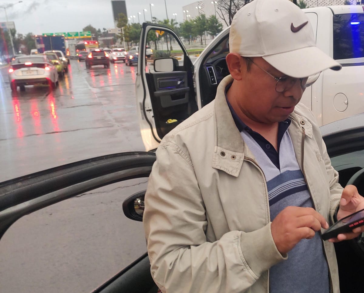 AlertaGDL's tweet photo. ELEMENTO DE LA #GuardiaNacional EN SU DÍA FRANCO AMENAZA A DOS OFICIALES DEL ESTADO DE JALISCO EN VÍA PÚBLICA.
El conductor de un automóvil iba realizándole varios cortes a la circulación a una unidad oficial y más aparte al momento del la investigación se comportó prepotente >>> https://t.co/o1YTk2Zg72
