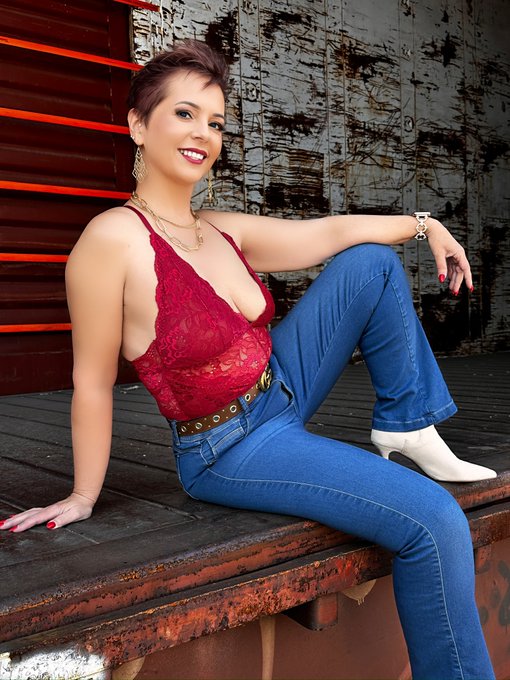 Happy Friday! Don&rsquo;t be rude, say it back! 💋 https://t.co/NBLfHZoYQu