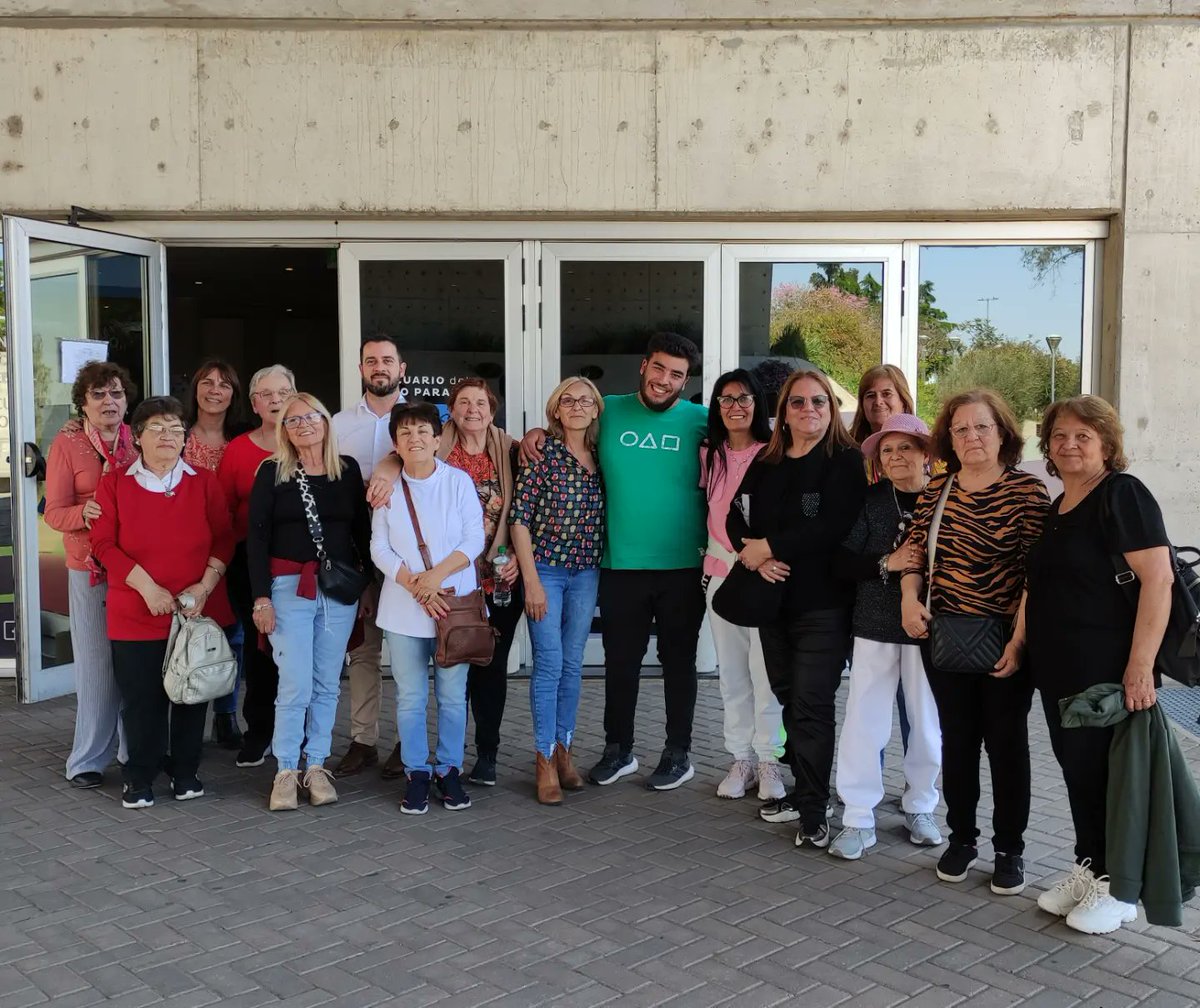 KovacevichOk's tweet photo. ☝️Articulamos y acompañamos a un grupo de adultos mayores 👴🏼👵🏻a una visita al @AcuarioRio  y un city tour por la ciudad de 📍📍#Rosario, como parte de nuestro compromiso con el #TurismoSocial y para que el derecho al mismo continue siendo accesible y significativo para todos. https://t.co/IFftW4QT63