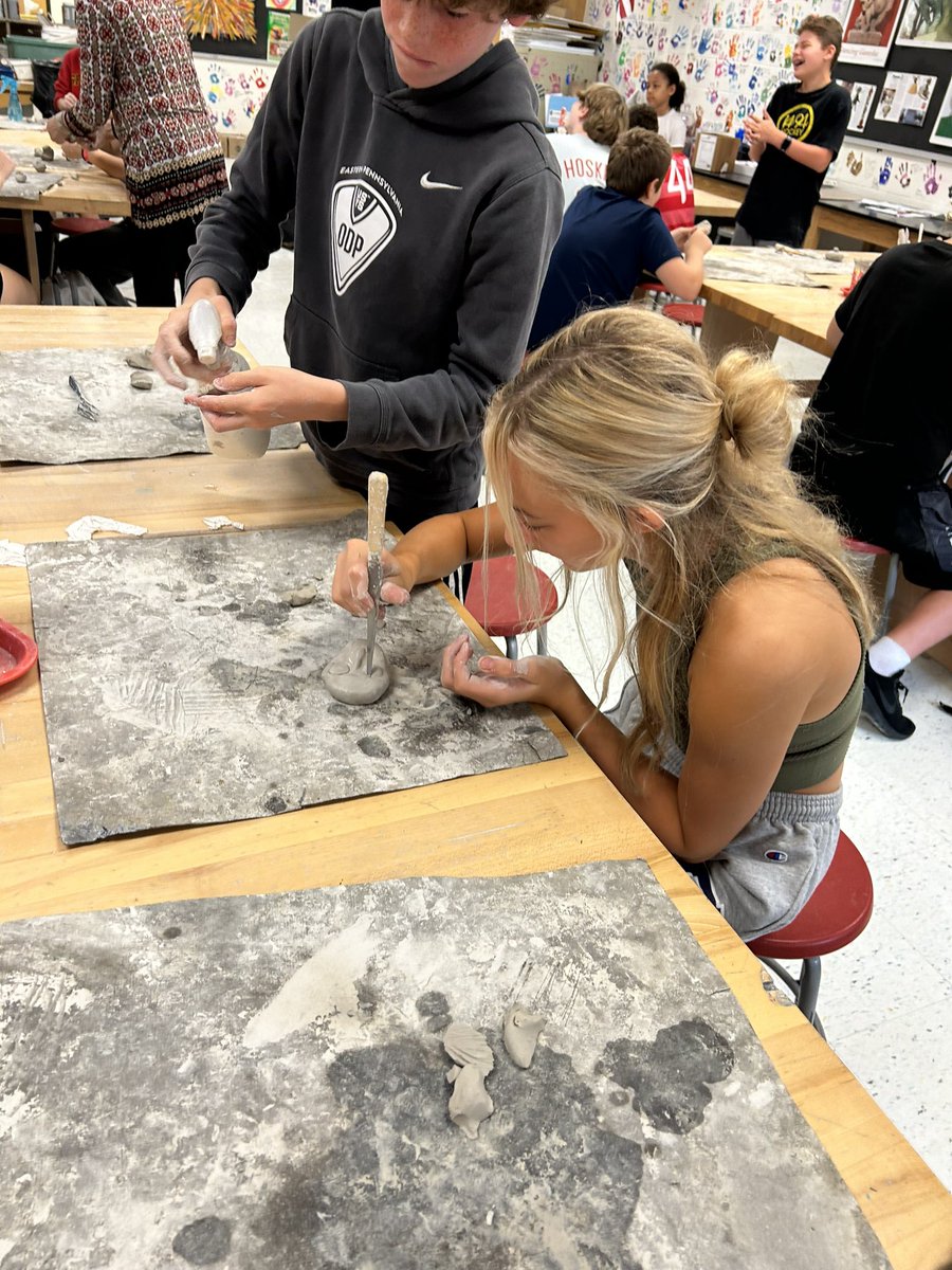 jhenretig3's tweet image. #slmsart #Rtmsdart #middleshoolart 7th graders making inspired clay heads during there visit from Zhanna Martin
