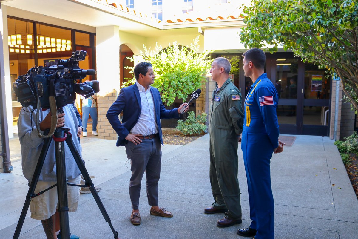 StIgnatiusGrads's tweet photo. Thank you for coming by @StIgnatius today, @JamesTorrezNews @KTVU 🙌

Beautiful day to have LCDR Scott Goossens ‘06 and CDR Mark Swartz ‘01 on campus! https://t.co/OTFwOTkolL