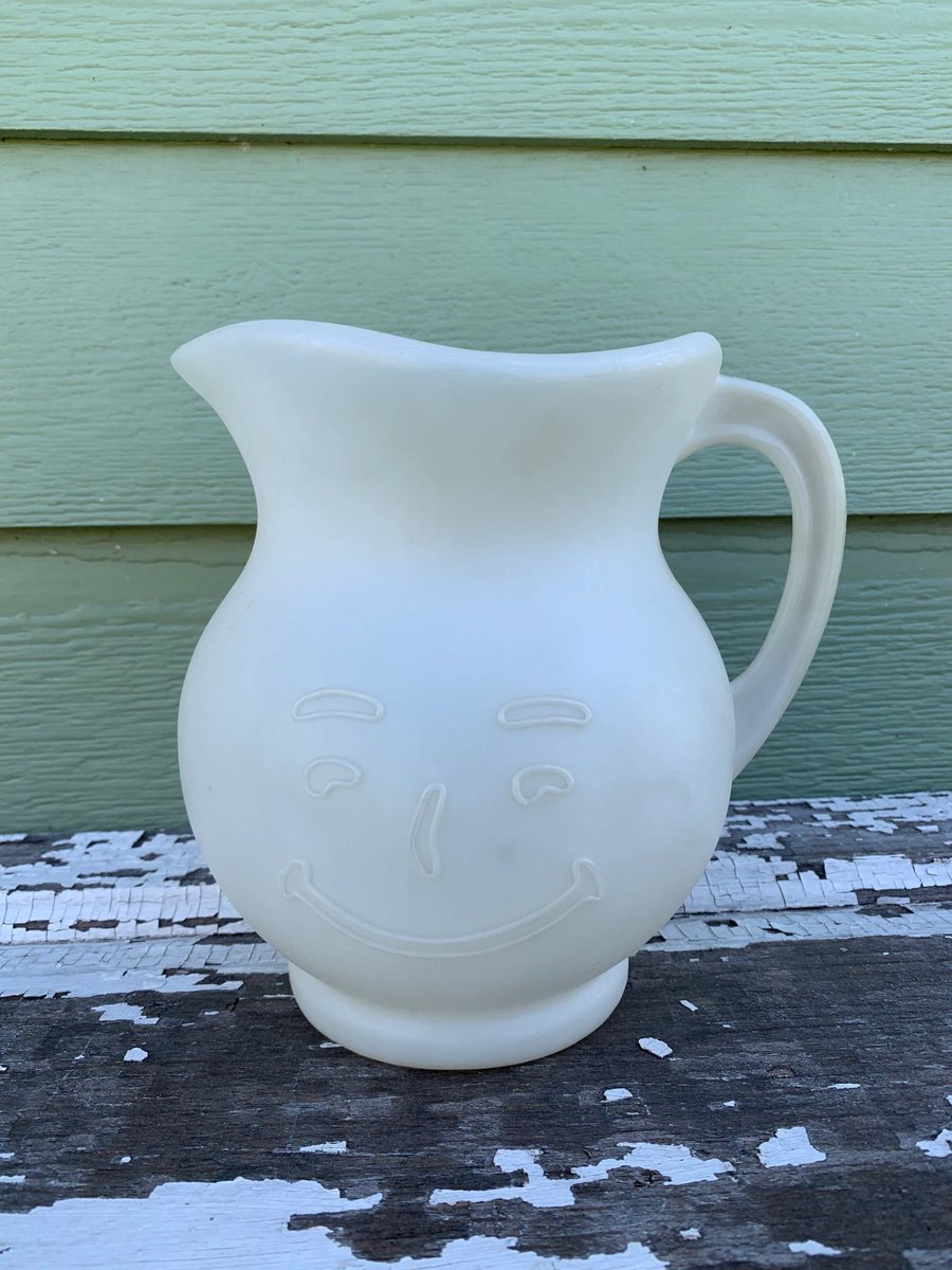 RayaSunshine12's tweet image. The answer is Tang and anyone who said Kool-Aid didn&apos;t have one of these pitchers.