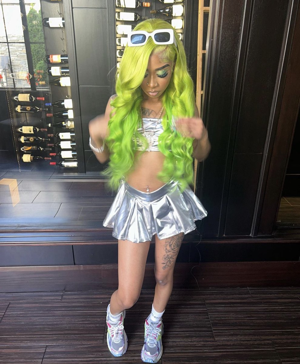 daiiiibaybeee's tweet photo. He like me in green now 😩😍😍 https://t.co/DIKAWBVoqm
