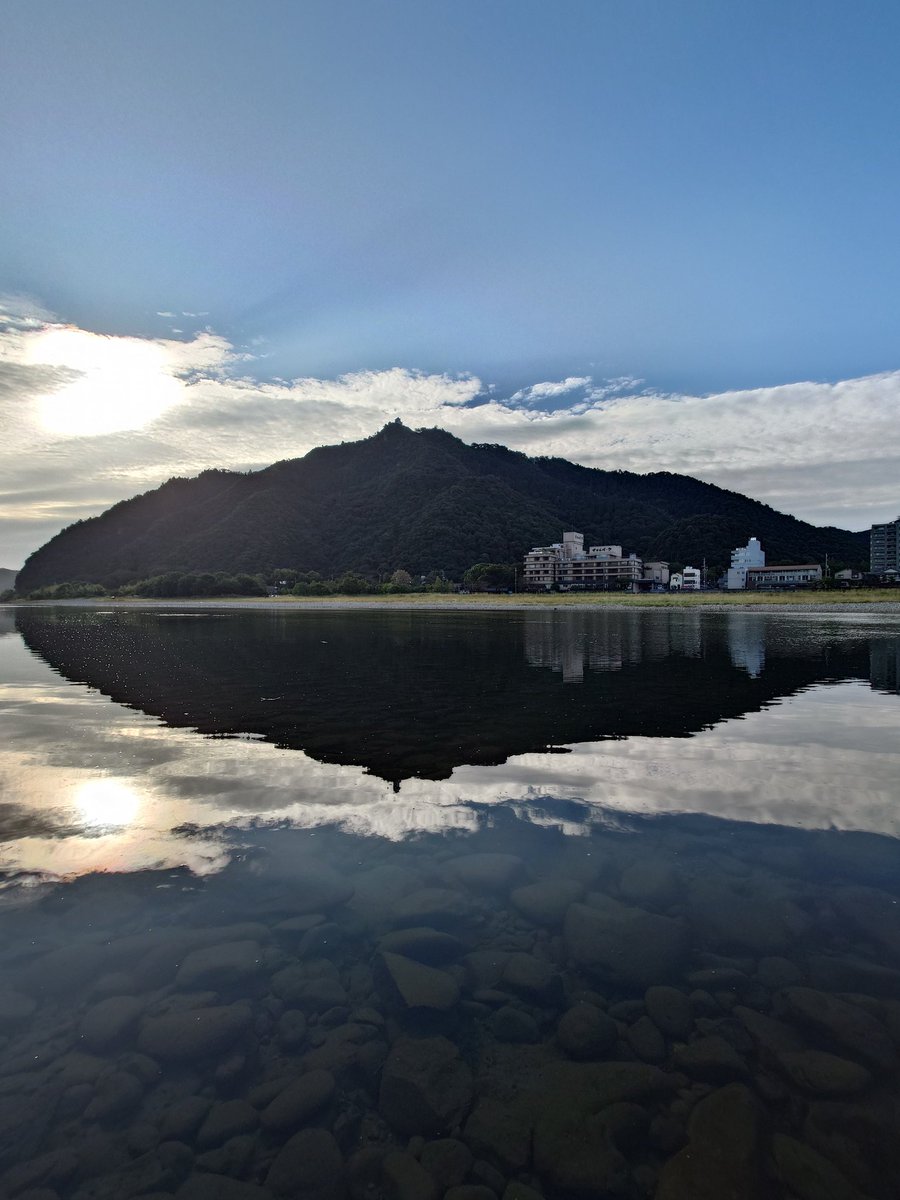 subrow326's tweet image. おはようございます🌤
長良川に映る
逆さ金華山と雲
お日様も昇ってきた