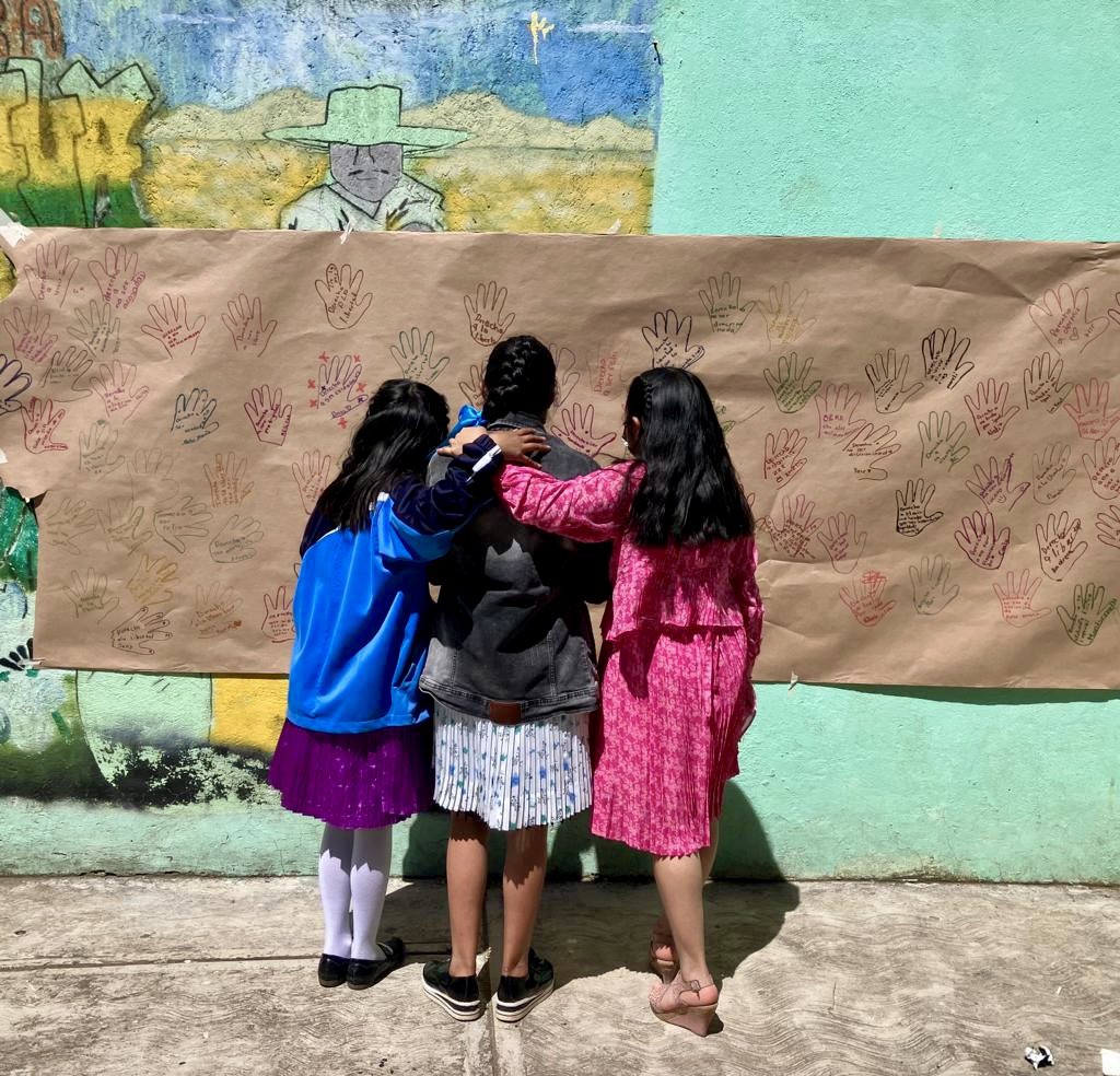 DIF_NMX's tweet photo. En el marco del #DíaInternacionalDeLaNiña, participamos en el proyecto educativo “Flores del Sol” de @ProMexIndigena, con el taller para la construcción de igualdad "Alas para las niñas”. 👧🏻🪽✨

¡Gracias a las 240 alumnas que hoy conocimos de San Felipe del Progreso, Edoméx! https://t.co/CXV3hLoz8z