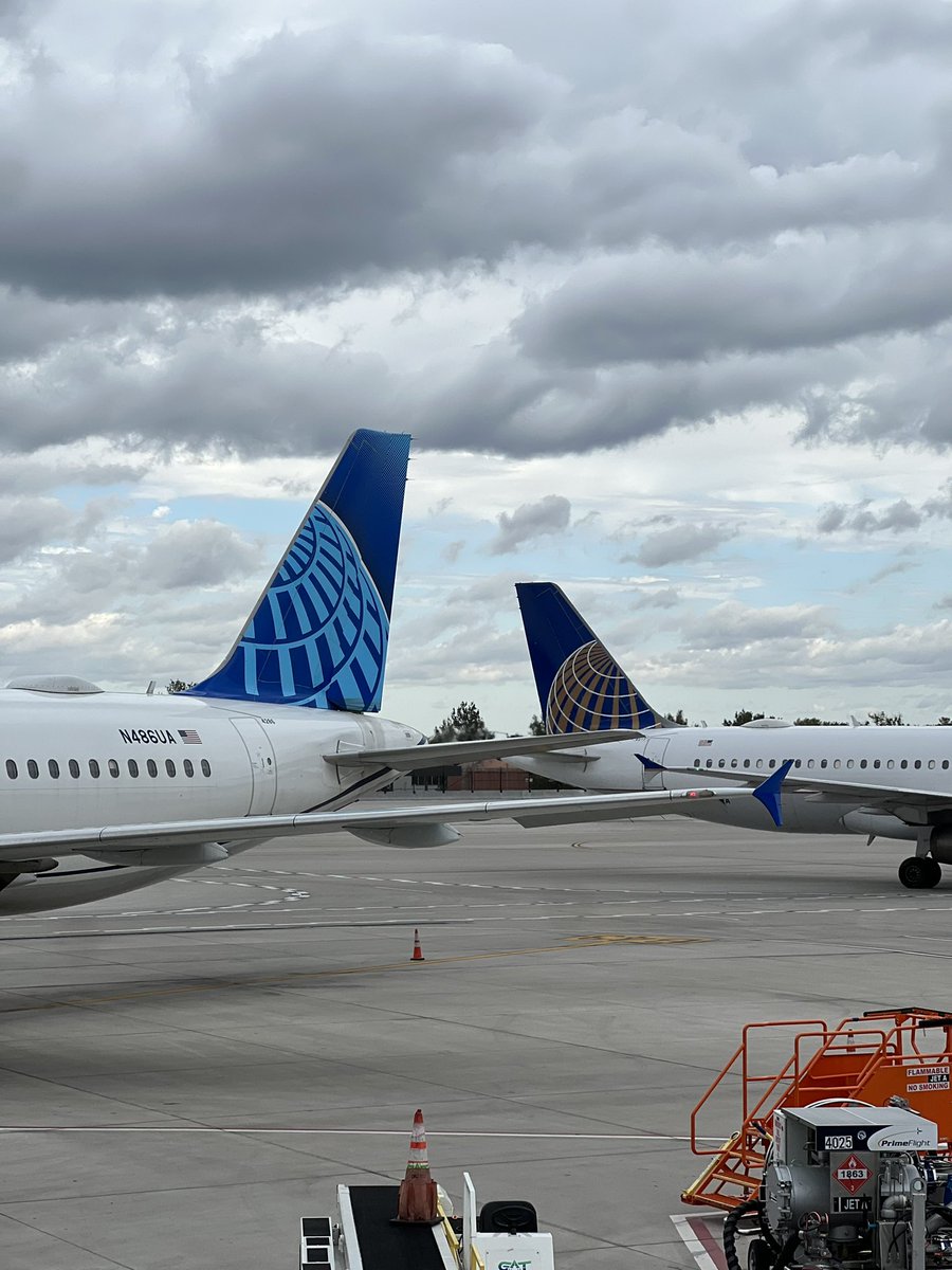 Happy Red Friday from #TeamMCI! Time for a little breather with the temperatures and passenger loads dropping. A beautiful afternoon for Airbus ops with this great gate team. Happy Friday! Great weekend ahead for United. 🍂🍁 #WinningTheLines #WeAreUnited #WhyILoveAO #Fall