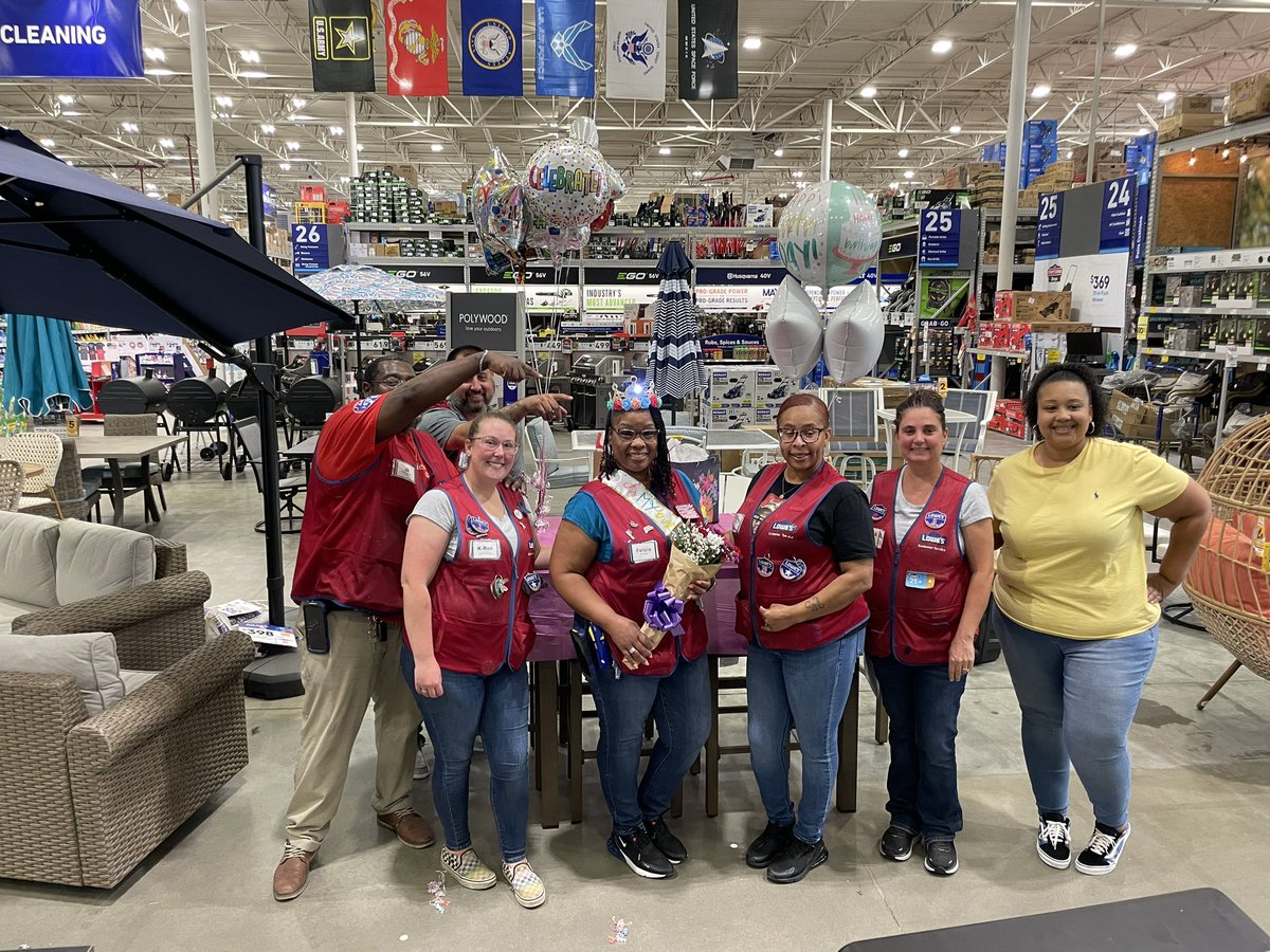 kareneckmann's tweet photo. I don’t have the words y’all.. this was a hard one! Thank you so much for coming in to 1126, it might’ve been tough at first, but you pushed me and believed in me. I am so thankful for you and all your guidance! I will miss scaring you! You will rock it at the next store!! ❤️❤️ https://t.co/hIMAqfWKYc