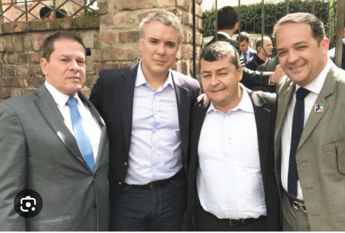 Queda demostrado que en la toma presidencial de Iván Duque estuvo rodeada de narcotraficantes alias El ñeñe y alias calzones..

Este último involucrado en el atentado que le iban hacer al presidente..

La terraza estuvo detrás de la muerte de lucas Villa el joven activista de