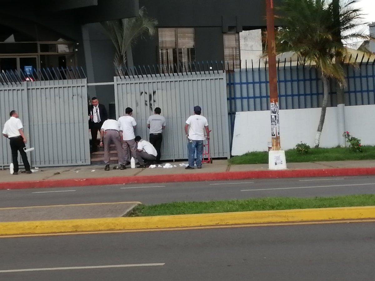 ni una hora pasó y ya estaban repintando su portonsito