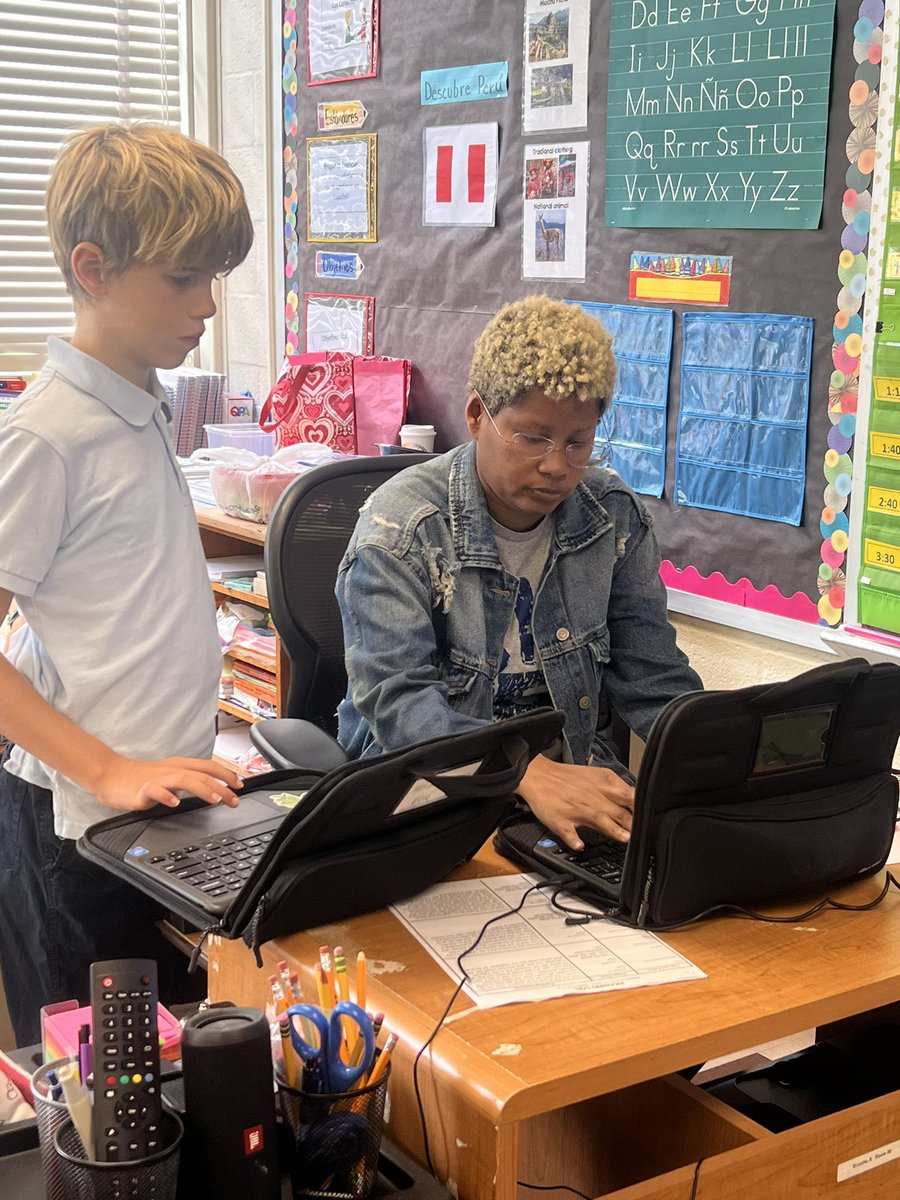 CHES_TAG's tweet photo. Our 4th grade students are preparing for Monday’s #studentledconferences …setting goals and reviewing grades on SchoolMax #chesGibbs4 #CHESTAG4 #CHESTAGTEAM @capitolheightse https://t.co/ugxaa0C0BY