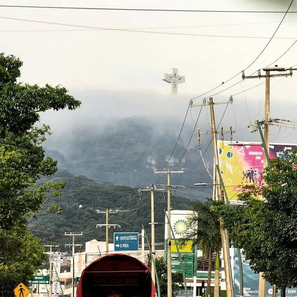 🤩 ¡A quien le guste la niebla! 🌁🌫

Así se ve las mañanas el "Cristo de #Copoya" que es cubierto por la neblina, imagen vista desde #TuxtlaGutiérrez.

📷 Neptali Nuriulú