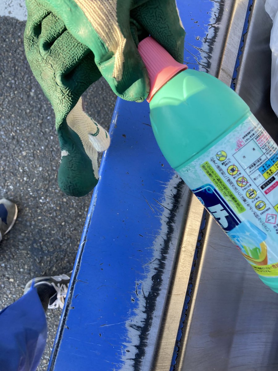 takizawa0914's tweet photo. 中身入りで捨てると危険です。おはようございます。ゴミ清掃員の滝沢です。重いなと思って開いてみると漂白剤の中身が入ったまま可燃ごみに捨てられていました。回転板に挟まれて中身が飛び散り、目に入ったら大変です。基本��に液体はNGなので必ず中身を出してから捨ててください。

#ゴミ清掃員の日常 #滝沢の推し活はごみ分別