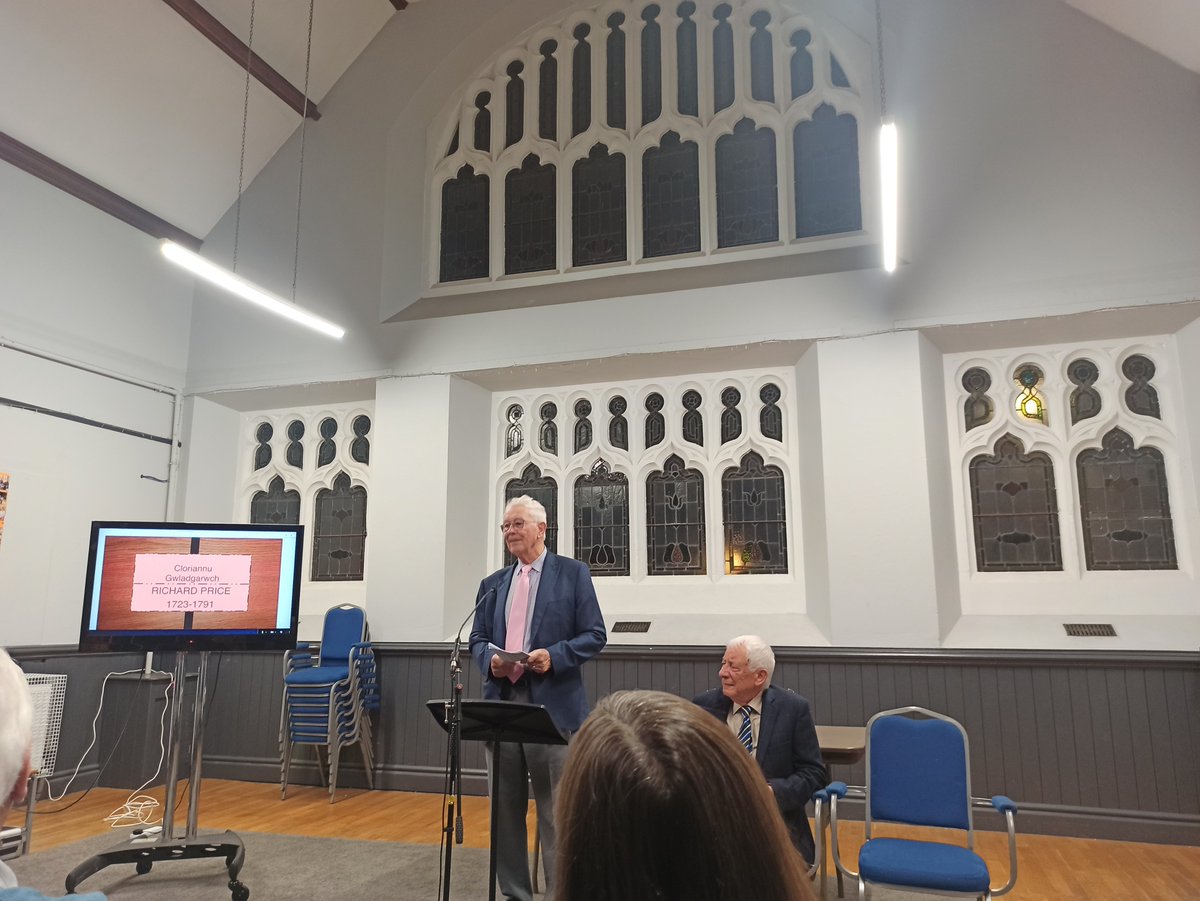 Dechrau tymor newydd Cymrodorion Caerdydd heno yn festri <a href="/CapelSalem/">Capel Salem</a>  gyda throsglwyddo'r gadwyn a'r llywyddiaeth gan Rheinallt Roberts i'w olynydd Gwynn Matthews. Roedd ei gyflwyniad llywyddol ar y testun 'Cloriannu Gwladgarwch: Richard Price 1723 - 1791'.