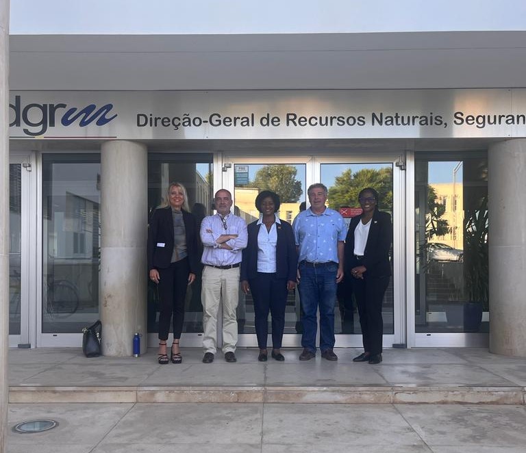 JoseMCosta_'s tweet photo. A participação de delegações de 🇰🇲e 🇳🇦 no #SBEIF2023 permitiu encontros bilaterais e visitas ao ao #IPMA, #DGPM e #DGRM
🌊
Oportunidade que abriu espaço para o reforço da cooperação com 🇵🇹 em domínios promotores de uma #EconomiaAzul sustentável, uma prioridade dos três países https://t.co/MhmplJlPBD