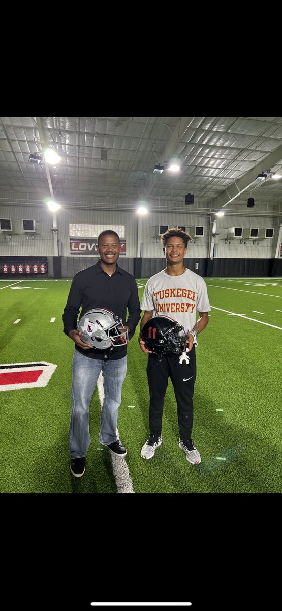 dmccutch_11's tweet photo. Happy 17th Birthday @daylanmccutch11 . I’m thankful for each year to witness your growth. God has a plan for you. Continue to be great in every way. Love you. ♥️🖤 https://t.co/8wXGNt46cS