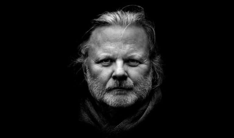 JON FOSSE, CAMINO DE PERFECCIÓN

Celebro que le haya concedido el Nobel de Literatura a un escritor católico como el noruego Jon Fosse. Y no lo digo porque comparta los dogmas de la iglesia, ni porque albergue la certeza de que Dios existe, sino porque me parece muy oportuno