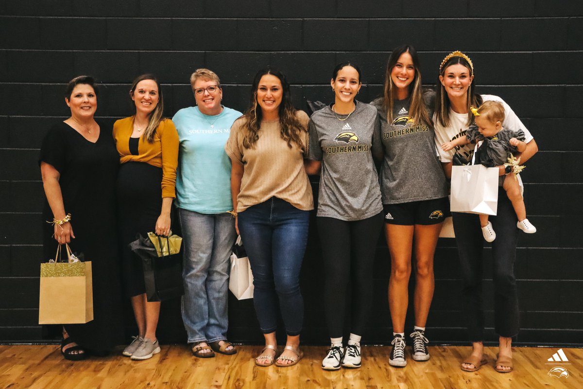 SouthernMissVB's tweet photo. 𝙃𝙤𝙢𝙚𝙘𝙤𝙢𝙞𝙣𝙜 🦅💛

Recognizing these special Golden Eagles during our Alumni Homecoming Match!

Once a Golden Eagle, always a Golden Eagle. 

#SMTTT https://t.co/J2T9717Cis