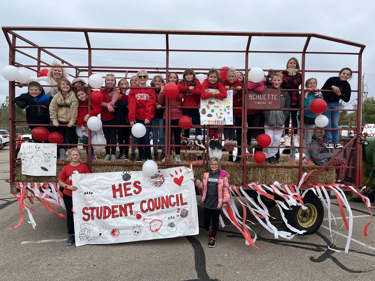 Nothing better than <a href="/HortonvilleSD/">Hortonville Schools</a> HOCO!  Our HES Student Council got in on the parade this year! Thank you Mrs. Hanna and Mrs. Meyer for providing leadership opportunities for our kids! 🚜🐾🐻‍❄️#rollbears