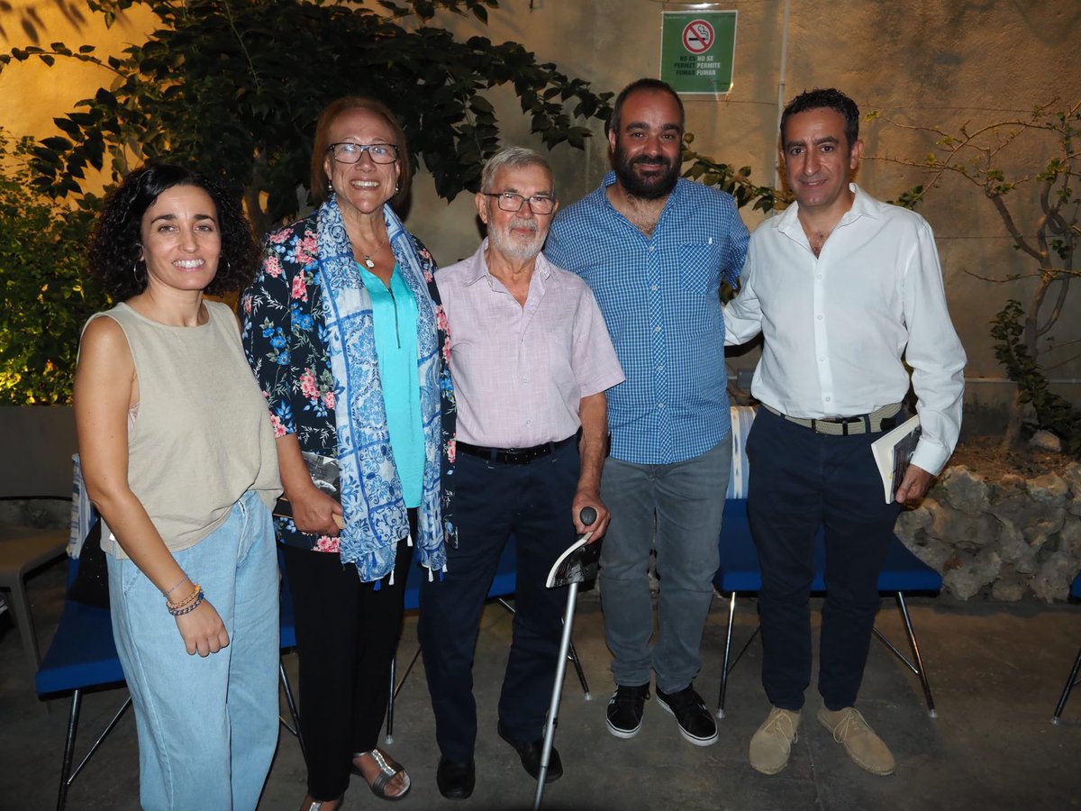 Els companys Antoni Marquet i Miquel Amengual, protagonista i autor del llibre editat per Lleonard Muntaner, ens conviden a la lectura de “Passió, sensibilitat i compromís” una conversa entre dos pollencins que els uneix amistat i compromís polític. Gràcies per fer-ho possible!