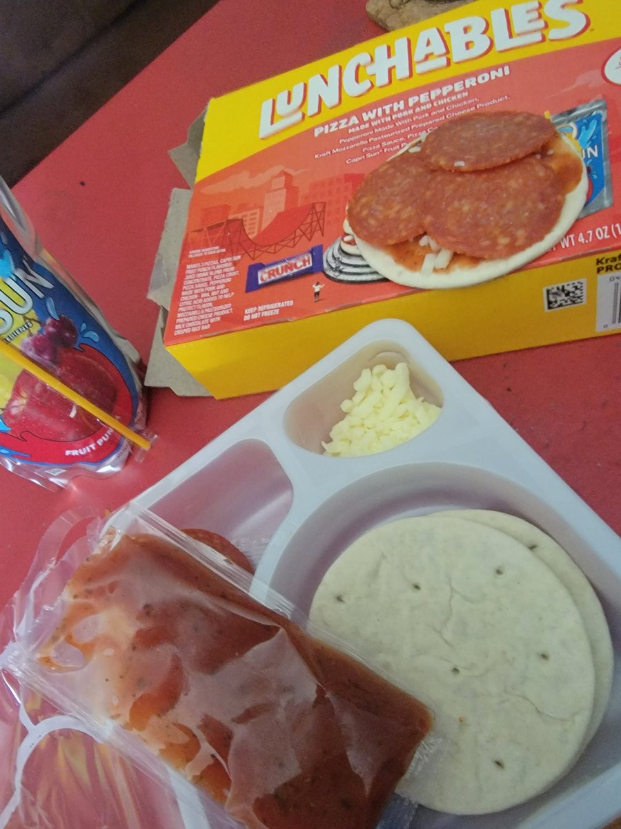 DiaSephh's tweet photo. Needed a snack #lunchable https://t.co/wbHDW2fPsX