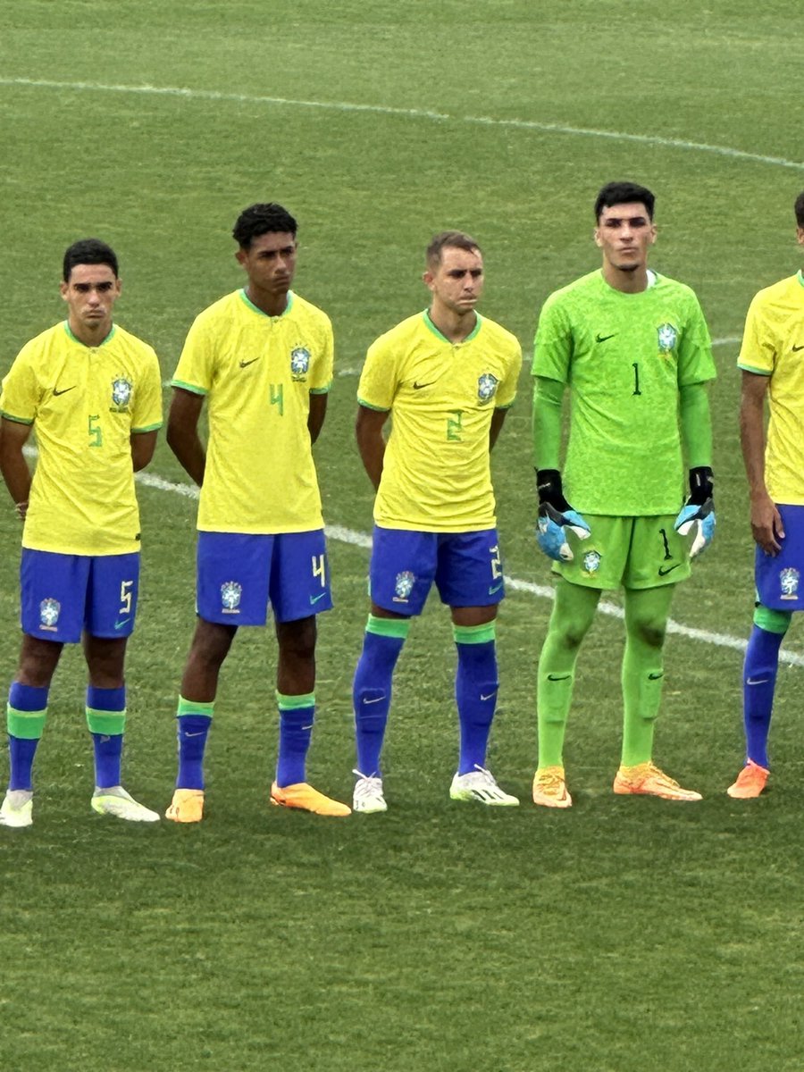 Excelente partida meu filho. Garra, determinação e aquela jogadassa para dar a assistência do 1º gol do Brasil. Te amo filhote <a href="/vitinhoreisg/">Vitor Gabriel</a>