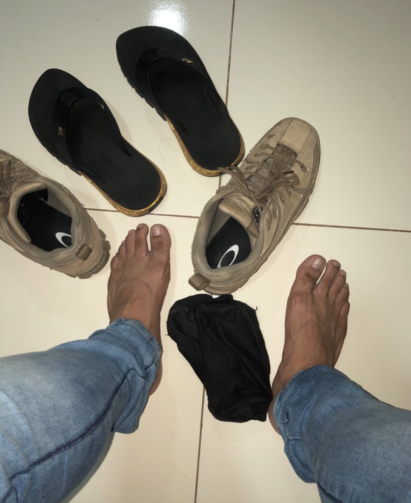 feetfetish106's tweet photo. Escolhe qual tu vai cair de boca primeiro, meus pés, a meia ou o bot🥵🦶🏻
#findom #feet #feetmaster https://t.co/dzN5gnZ49C